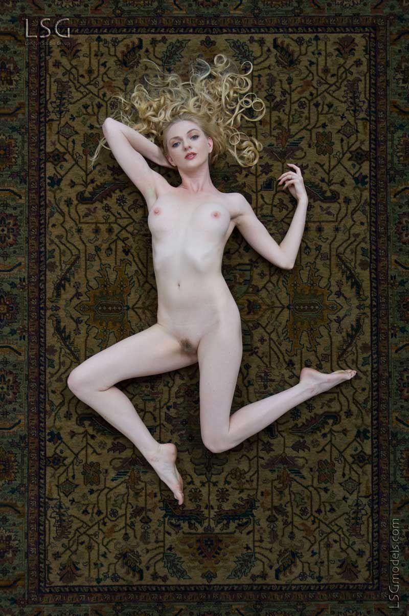 Fotos de una hermosa joven desnuda en una alfombra persa
 #60585499