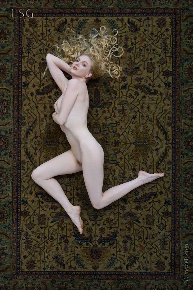 Fotos de una hermosa joven desnuda en una alfombra persa
 #60585516