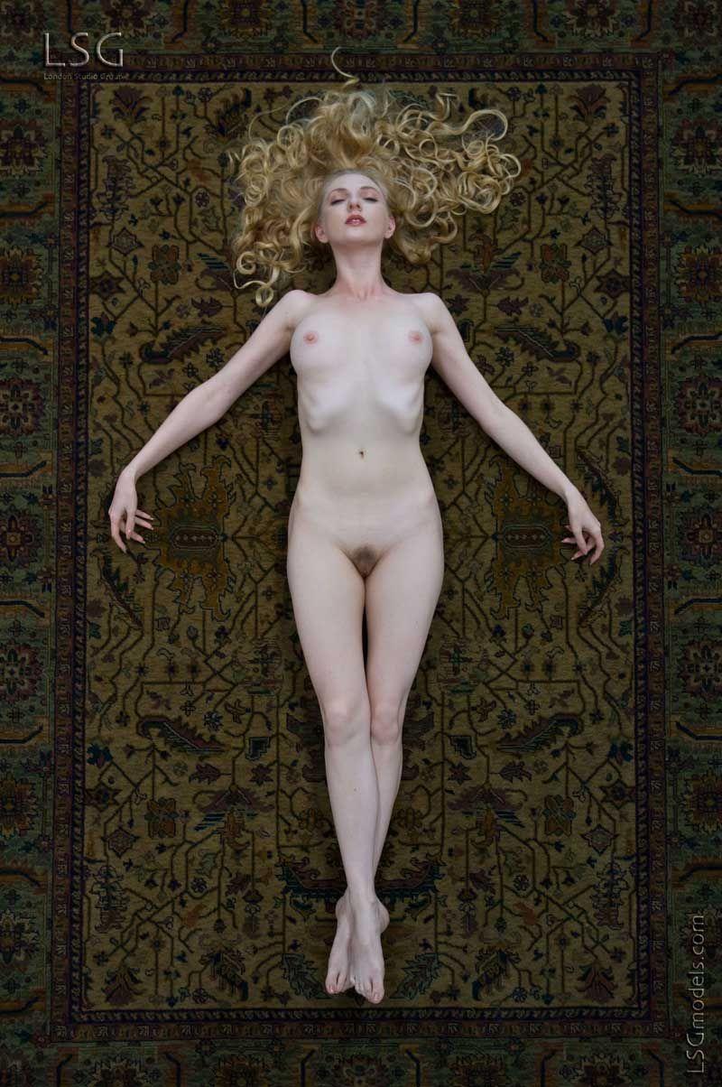 Photos d'une magnifique jeune nue sur un tapis persan
 #60585538