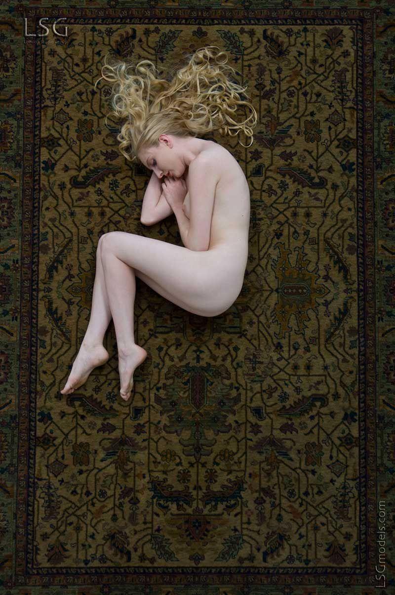 Fotos de una hermosa joven desnuda en una alfombra persa
 #60585585