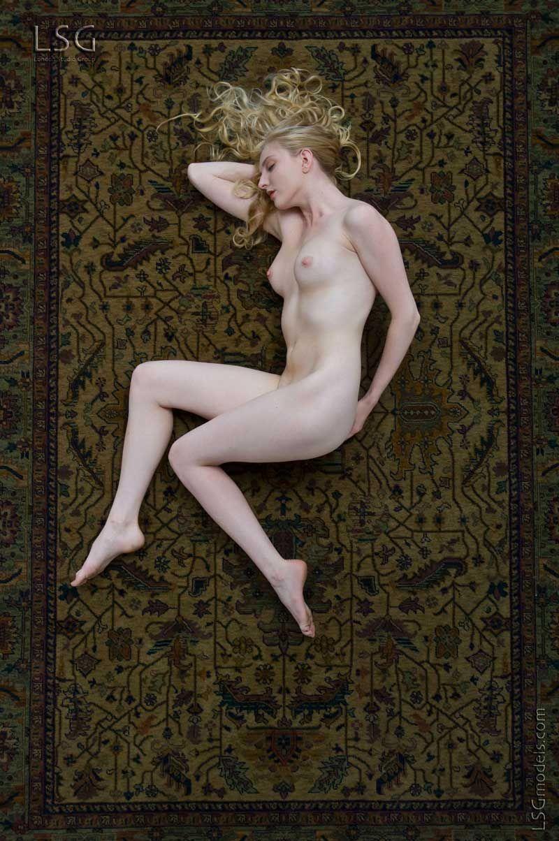 Fotos de una hermosa joven desnuda en una alfombra persa
 #60585595