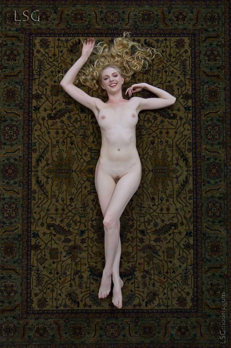 Bilder von einem wunderschönen nackten Teen auf einem persischen Teppich
 #60585637