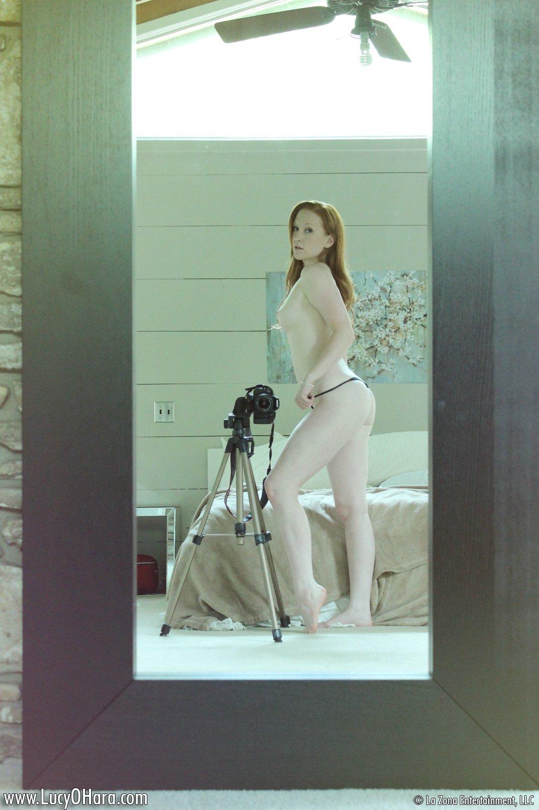 ルーシー大原の写真は、鏡の中で自分自身のいくつかのセルフショットの写真を撮る
 #59121595