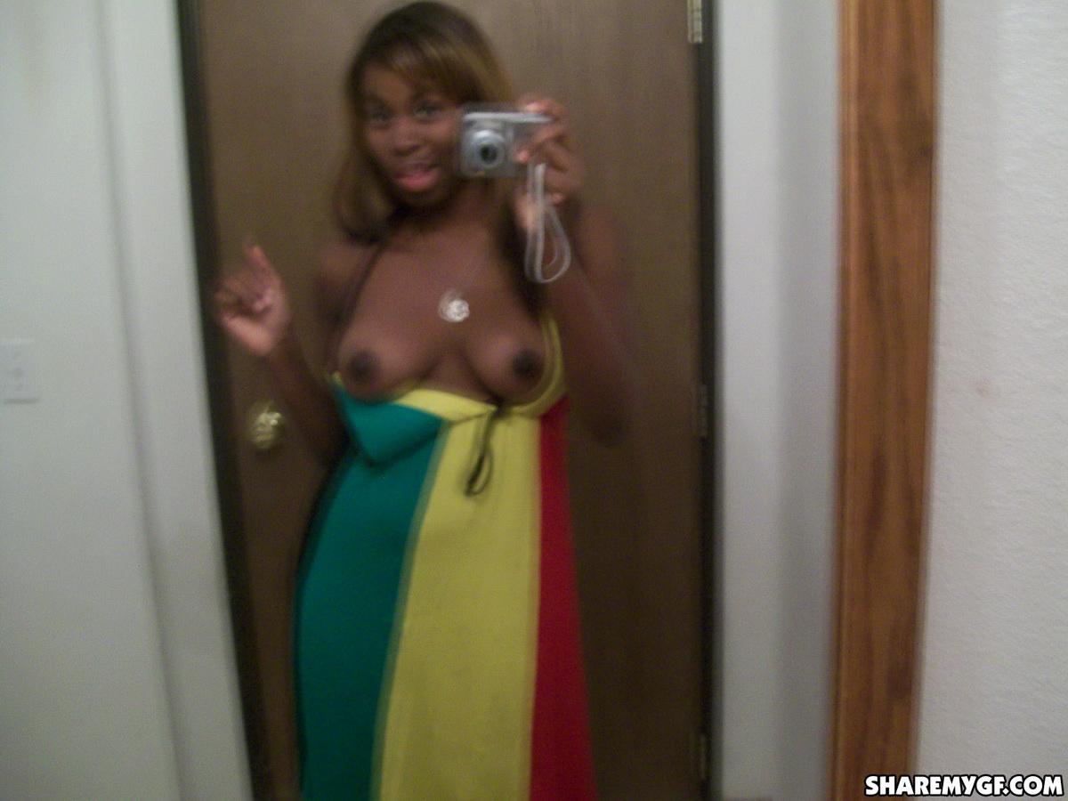 Novia negra tetona muestra sus tetas reales mientras se desnuda mientras se toma selfies
 #60792467