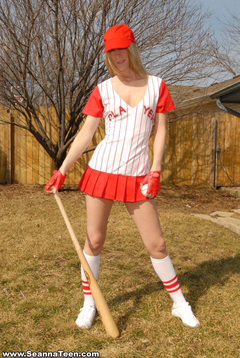 Bilder von Seanna Teen spielen Baseball nackt
 #59943592