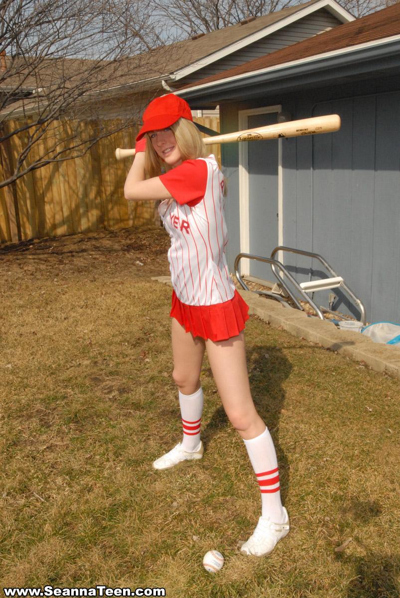 Immagini di seanna giovane giocare a baseball nudo
 #59943595