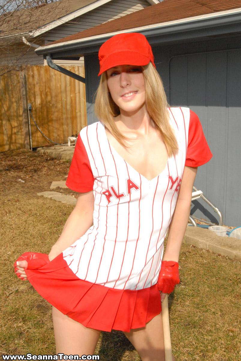 Bilder von Seanna Teen spielen Baseball nackt
 #59943597