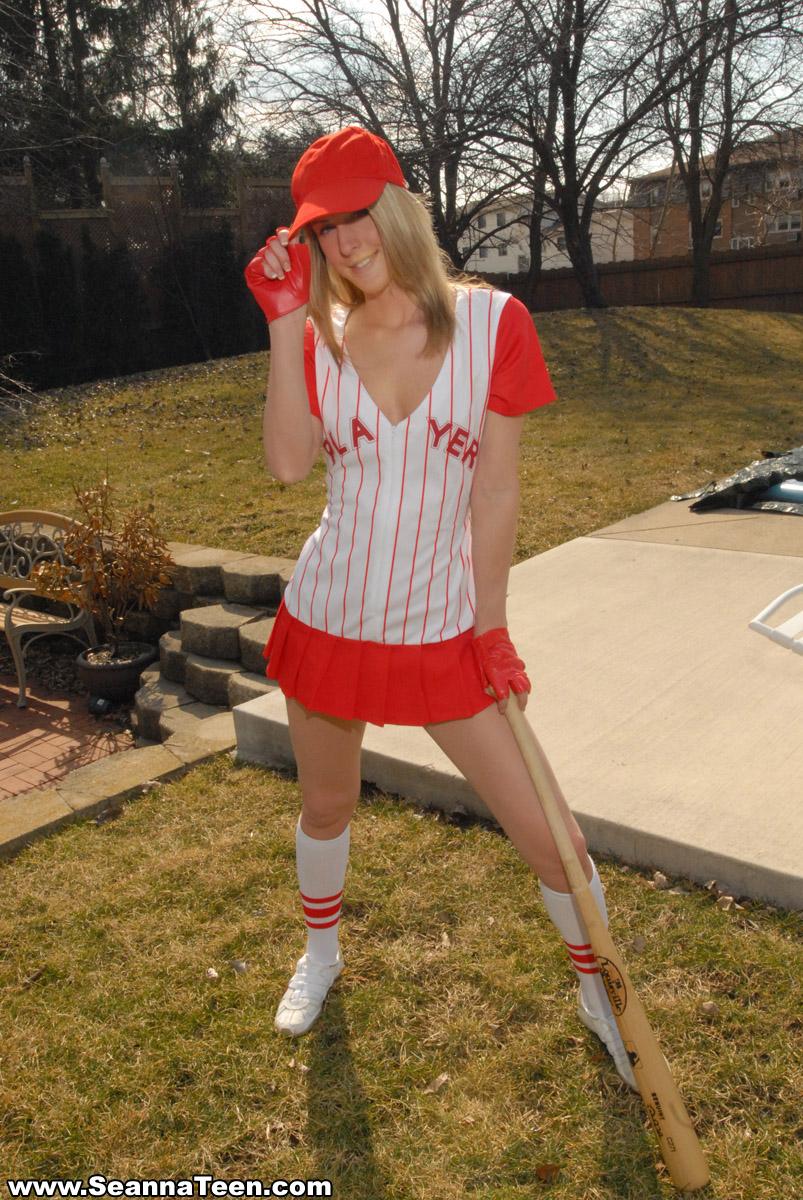 Bilder von Seanna Teen spielen Baseball nackt
 #59943599
