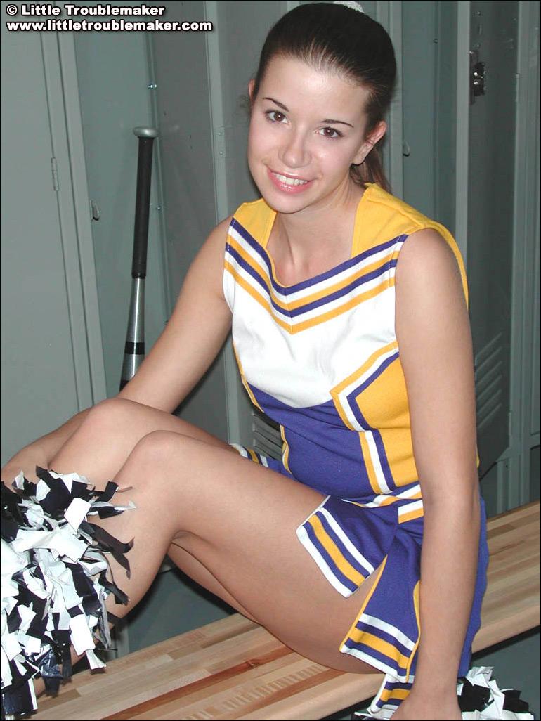 Bilder von Teenager-Model little troublemaker beim Umziehen nach dem Cheerleading-Training
 #59921093