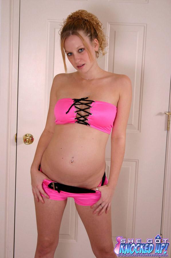Joven embarazada en color rosa intenso
 #54582267