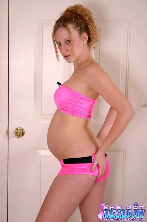 Joven embarazada en color rosa intenso
 #54582308