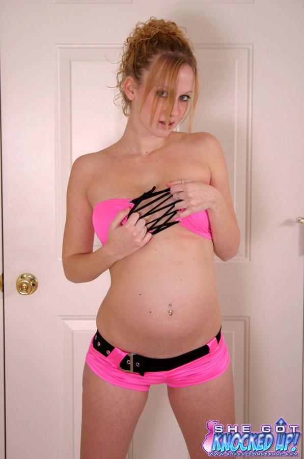 Joven embarazada en color rosa intenso
 #54582339