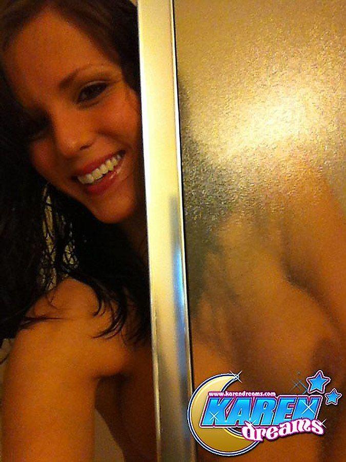 Fotos de Karen soñando que se moja en la ducha
 #57994843