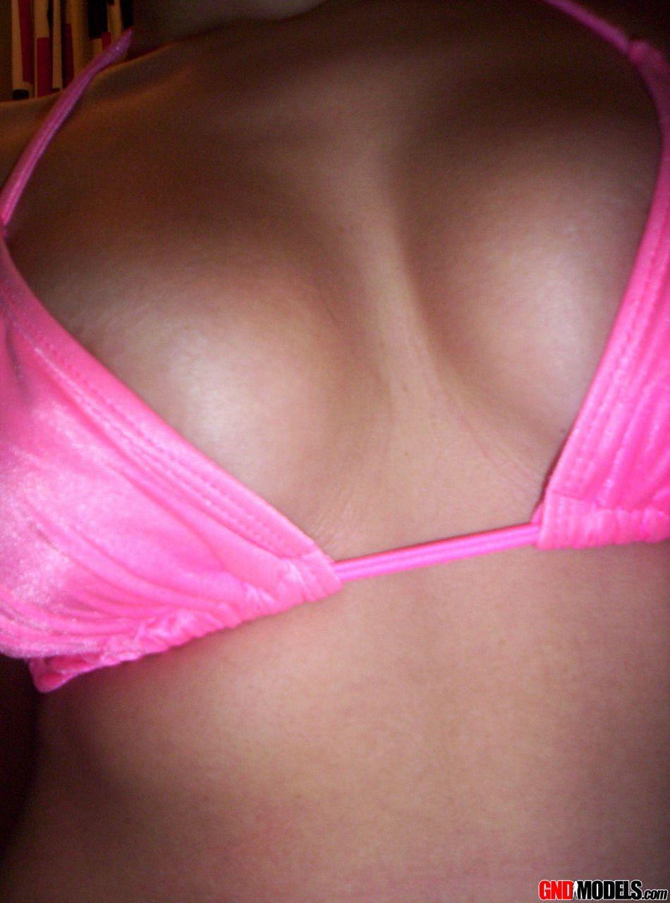 Bilder eines frechen Mädchens, das sich in einem rosa Bikini zur Schau stellt
 #60502890