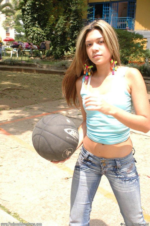 ラテンの女の子ダイアナの写真は、ボールゲームの後に行われている
 #60194928