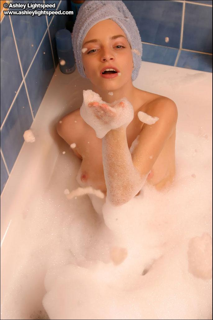 Fotos de una chica joven tomando un baño
 #53336159