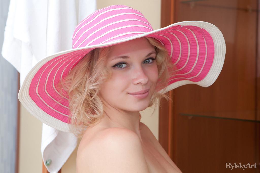 El maestro fotógrafo rylsky capta el elegante y a la vez travieso encanto de feona mientras posa con confianza con su sombrero rosa puesto.
 #54365408