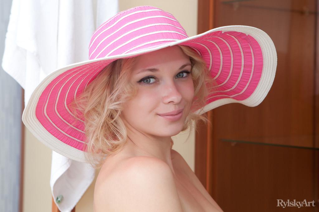 Le maître photographe rylsky capture l'allure élégante et coquine de Feona, qui pose avec assurance avec son chapeau rose.
 #54365408