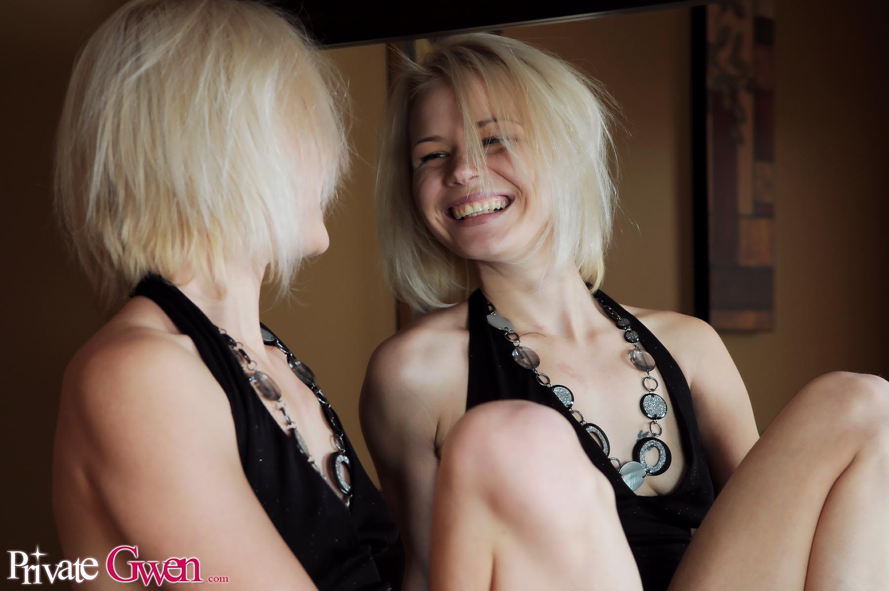 Immagini di giovane slut privato Gwen controllando se stessa allo specchio
 #59839739