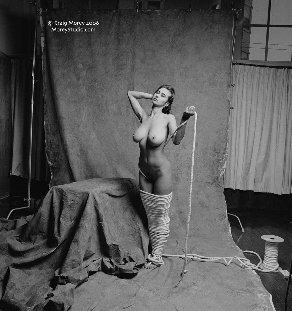 Natalie, une jeune femme aux gros seins, montre son corps bien dessiné en studio.
 #60626353