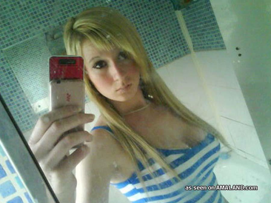胸の張った女の子のセクシーな自画像のホットな写真集
 #60481268