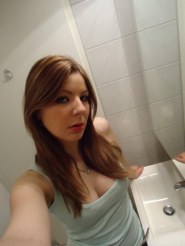 Une étudiante amateur pose de façon sexy en se prostituant à la webcam
 #60809449