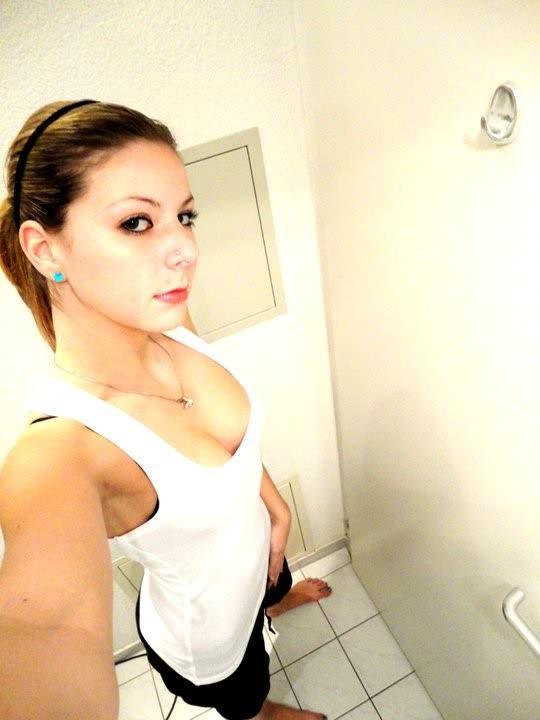 Une étudiante amateur pose de façon sexy en se prostituant à la webcam
 #60809468