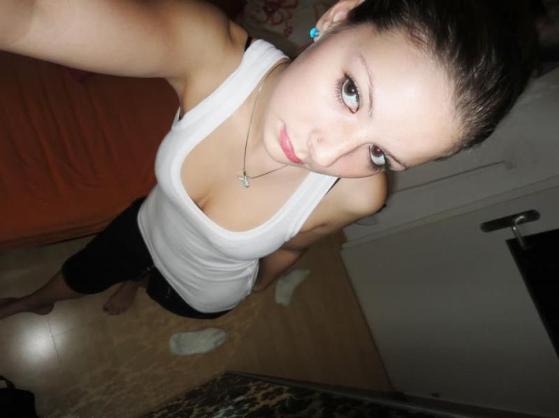 Une étudiante amateur pose de façon sexy en se prostituant à la webcam
 #60809532