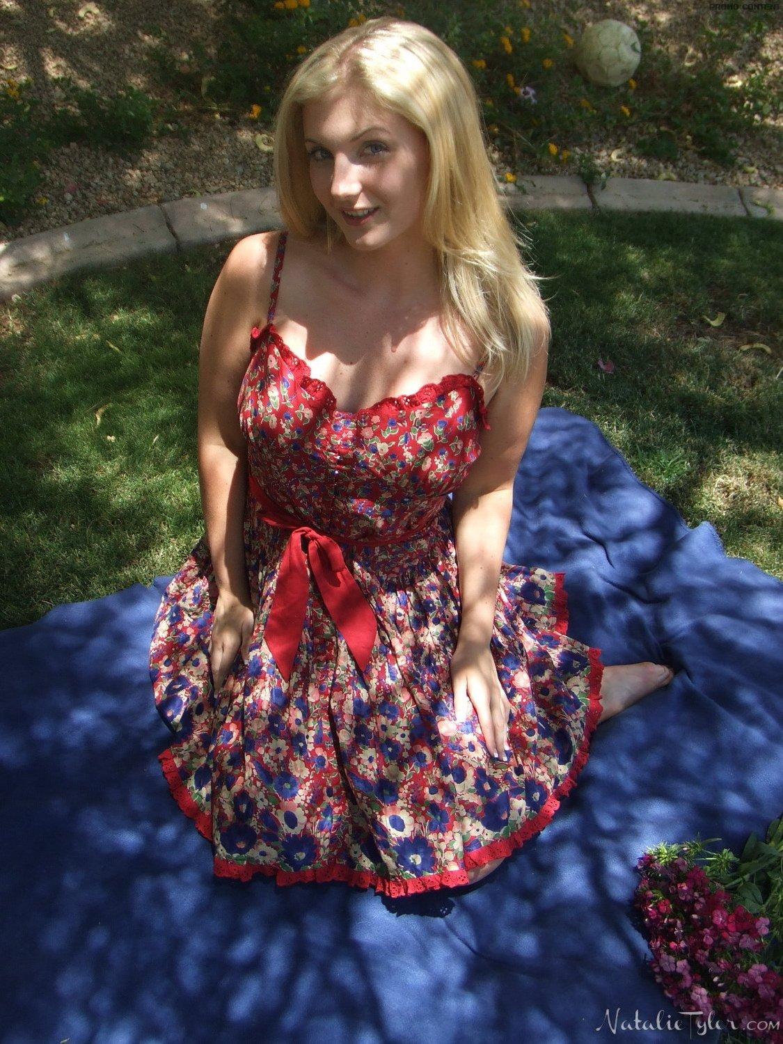 Bilder von Natalie Tyler, die Ihnen ihre Titten und Muschi bei einem Picknick zeigt
 #59687059