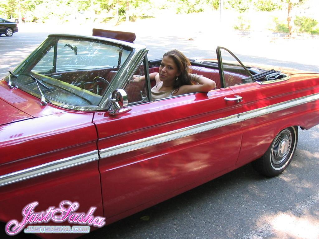 Bilder von nur sasha necken mit ihrem klassischen Auto
 #55816482