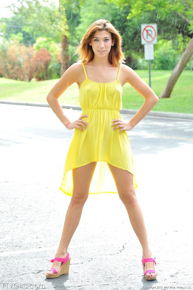 Bilder von heißem Teenager-Mädchen Hannah zeigt ihren sexy Körper in gelb
 #54688382