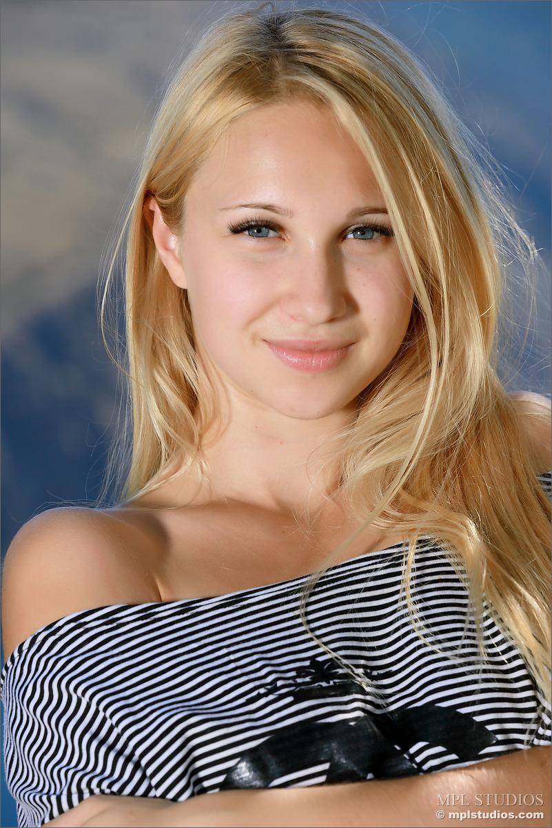 Mpl studios presenta a belonika en "ready for summer"
 #60628097