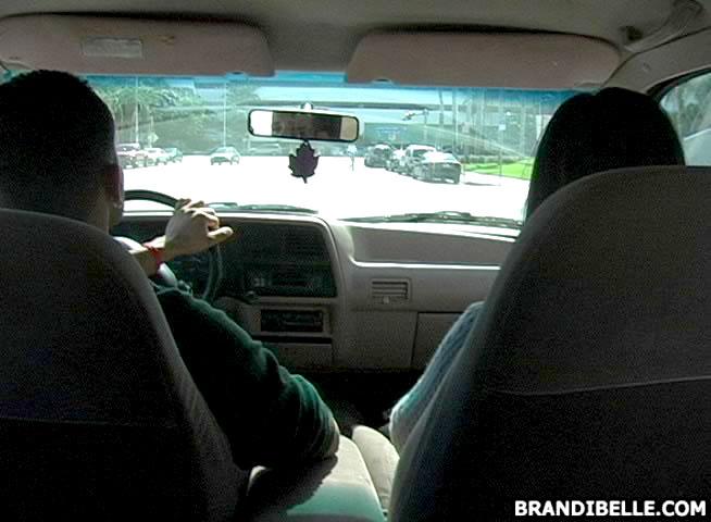 Bilder von brandi, die ihrem Freund einen blasen, während er fährt
 #53466068