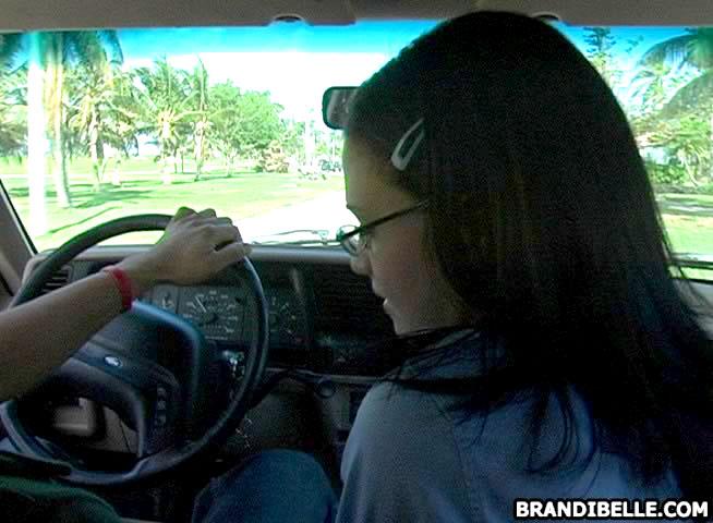 Fotos de brandi dándole a su novio la cabeza mientras el conduce
 #53466090