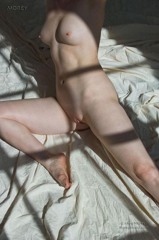 La pelirroja Amber Dawn muestra su cuerpo desnudo en la cama
 #53085537
