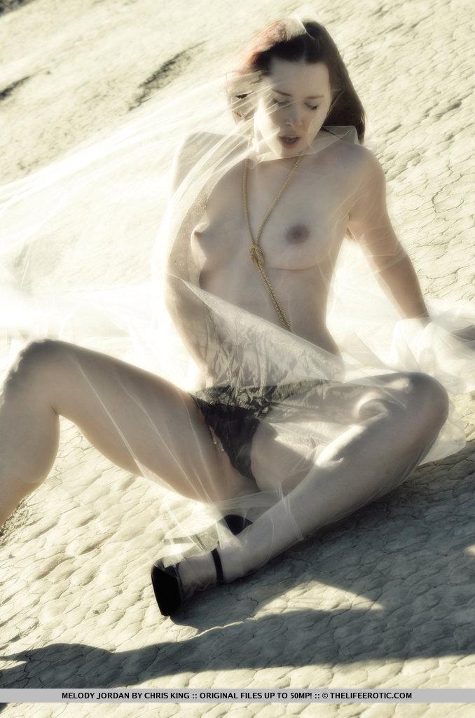 Immagini di Melody Jordan giocare con la sua figa sulla spiaggia
 #59505284