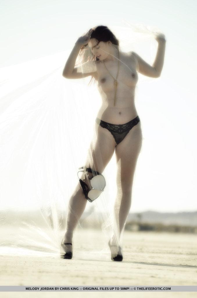 Melody jordanがビーチで彼女のプッシーで遊んでいる写真
 #59505337