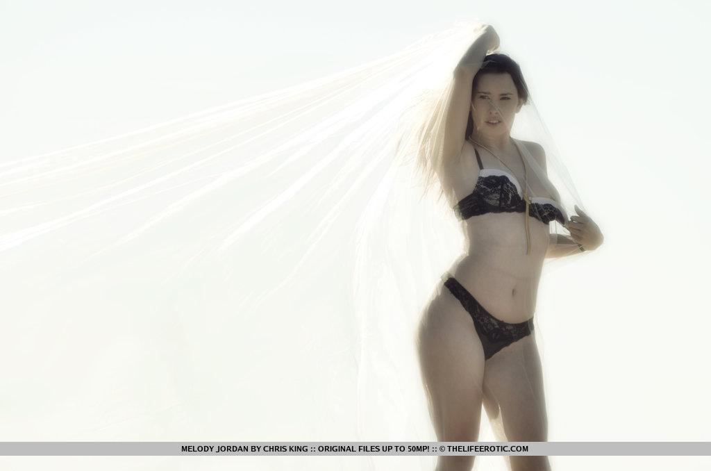 Melody jordanがビーチで彼女のプッシーで遊んでいる写真
 #59505432