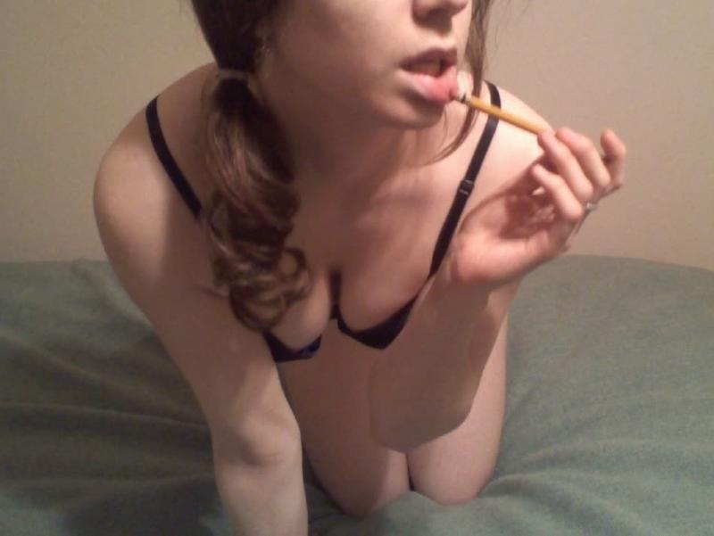 Una ragazza bruna calda e sexy si spoglia nuda in cam
 #60777905