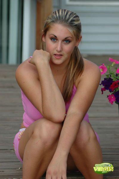 Bilder von Courtney Jungfrau, die ihre Titten für etwas Luft herauslässt
 #53872601