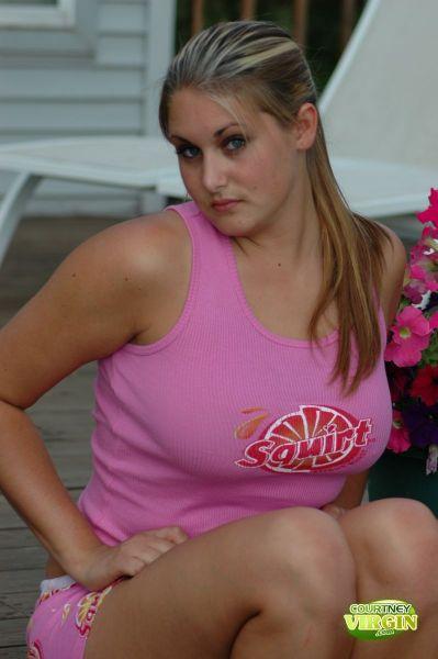 Photos de Courtney Vierge laissant ses seins sortir pour prendre l'air
 #53872635