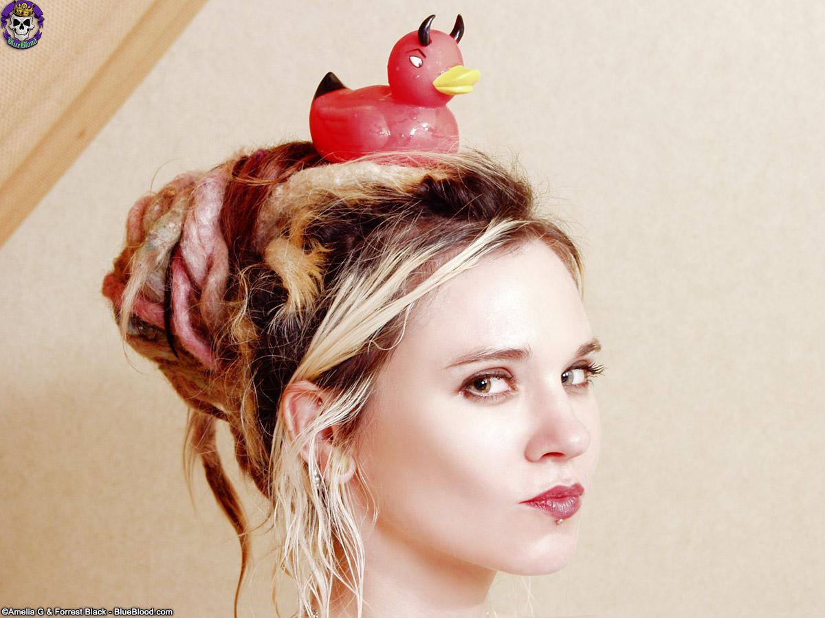 Dos chicas calientes alt pin-up obtener cada uno de ellos fuera en la bañera de hidromasaje
 #60252461