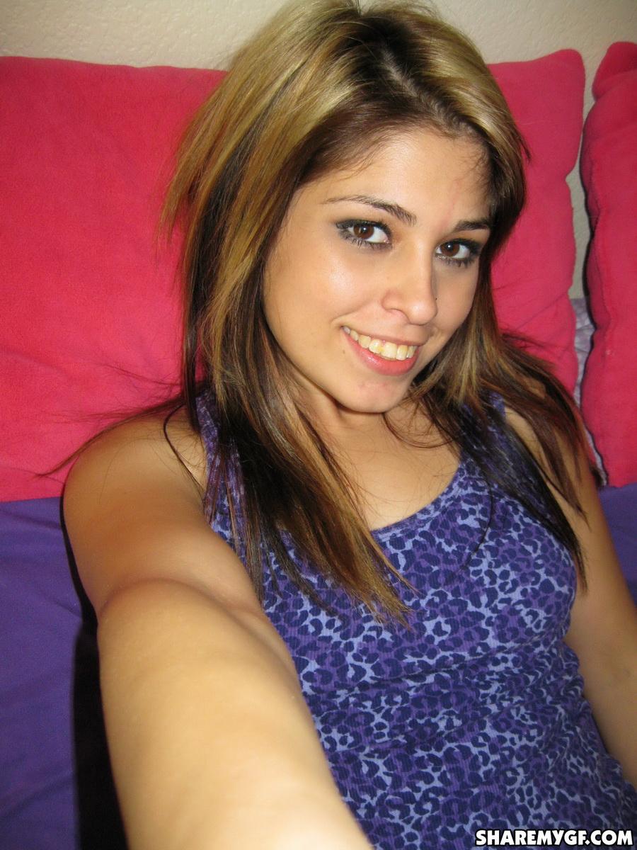Süße Freundin macht Selfshot-Bilder im Bett von ihren frechen Titten und ihrer engen kleinen Muschi
 #60792650