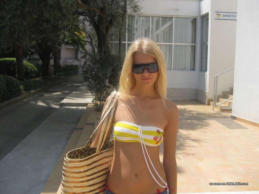 Une superbe jeune blonde portant des bikinis sexy à la plage.
 #60658428