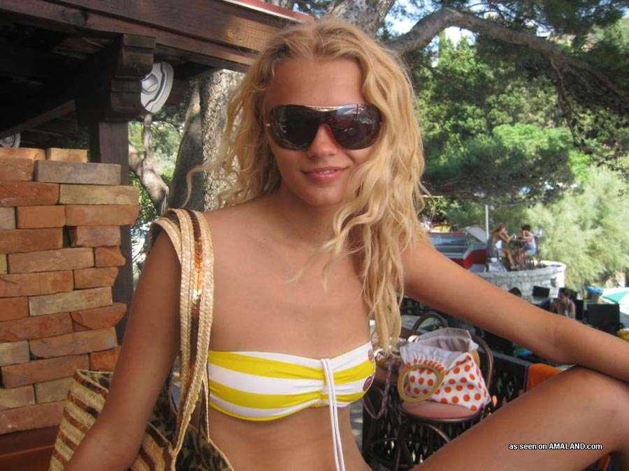 Splendida bionda giovane indossando bikini sexy in spiaggia
 #60658471