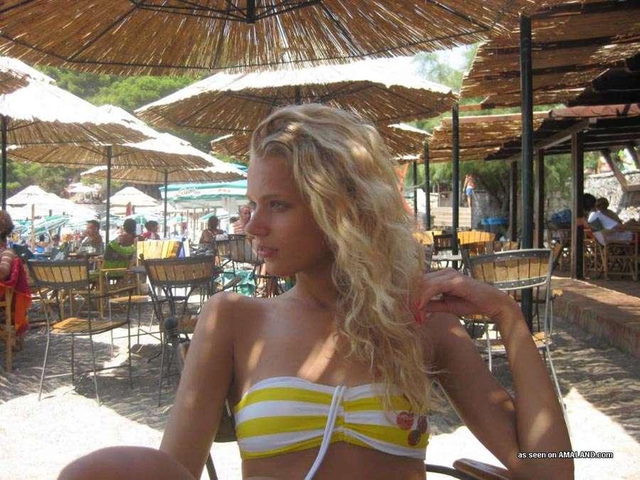 Splendida bionda giovane indossando bikini sexy in spiaggia
 #60658491