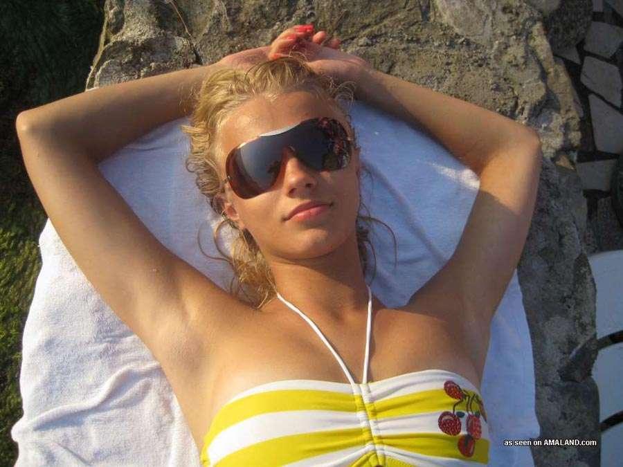 Une superbe jeune blonde portant des bikinis sexy à la plage.
 #60658530