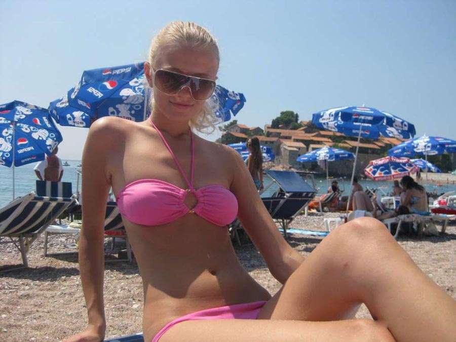 Splendida bionda giovane indossando bikini sexy in spiaggia
 #60658578