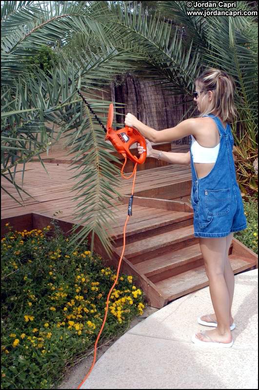 Pictures of Jordan Capri doing some yard work outside #55609566