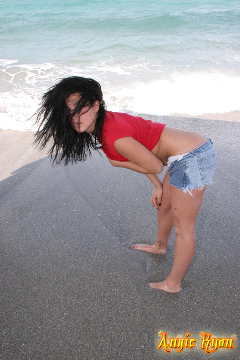Fotos de angie ryan mostrando su cuerpo caliente al aire libre
 #53197894